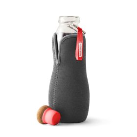 https://i-discountshop.com/wp-content/uploads/2023/01/70001RE_1_Black__Blum_Eau_Good_Glass_with_sleeve_Red.jpg