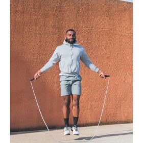 The Sveltus heavy skipping rope is the perfect accessory to work both your cardio and your shoulder muscles.