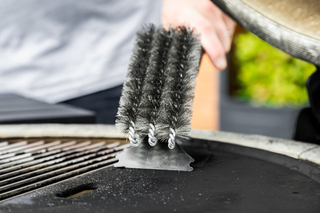 97035_7_MasterClass_BBQ_Bristle_Spiral_Grill_Brush